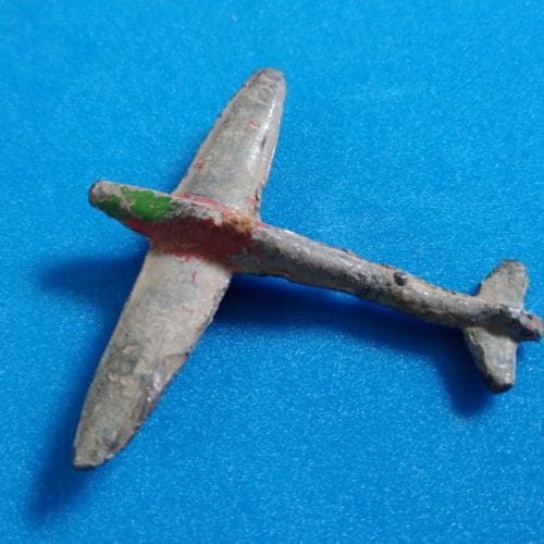 WW2 6 WW2 vintage toy plane (cropped)