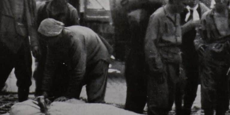 WW1 14 Chinese labour Corps unloading sacks of oats